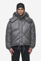 Pegador Henry Vintage Oversized Puffer Jacket Anthracite Seitenansicht aus der PEGADOR® Outerwear 24 Kollektion für Herren