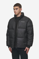 Pegador Picard Puffer Jacket Black Detailshot aus der PEGADOR® Outerwear 24 Kollektion für Herren