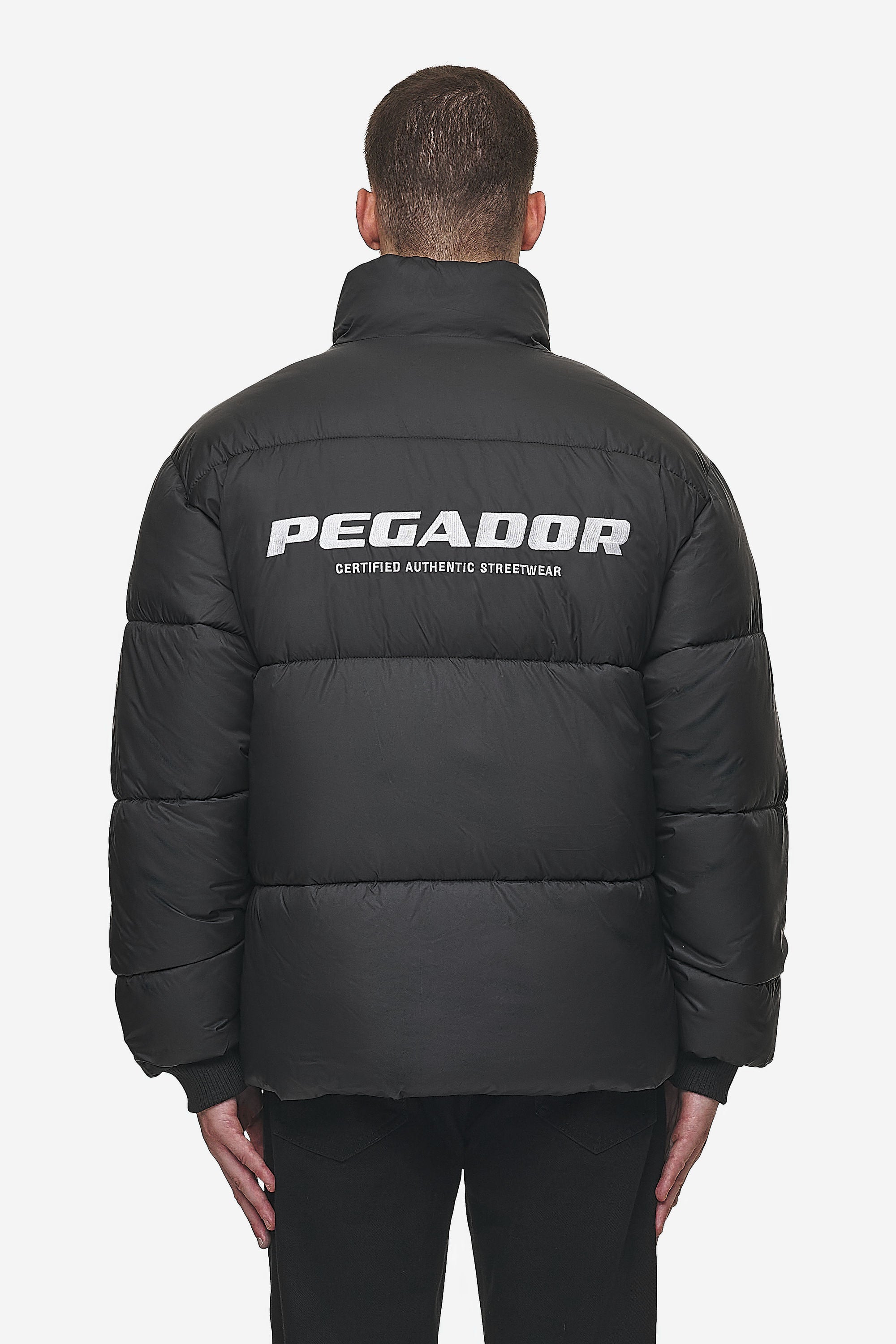 Pegador Picard Puffer Jacket Black Detailshot aus der PEGADOR® Outerwear 24 Kollektion für Herren