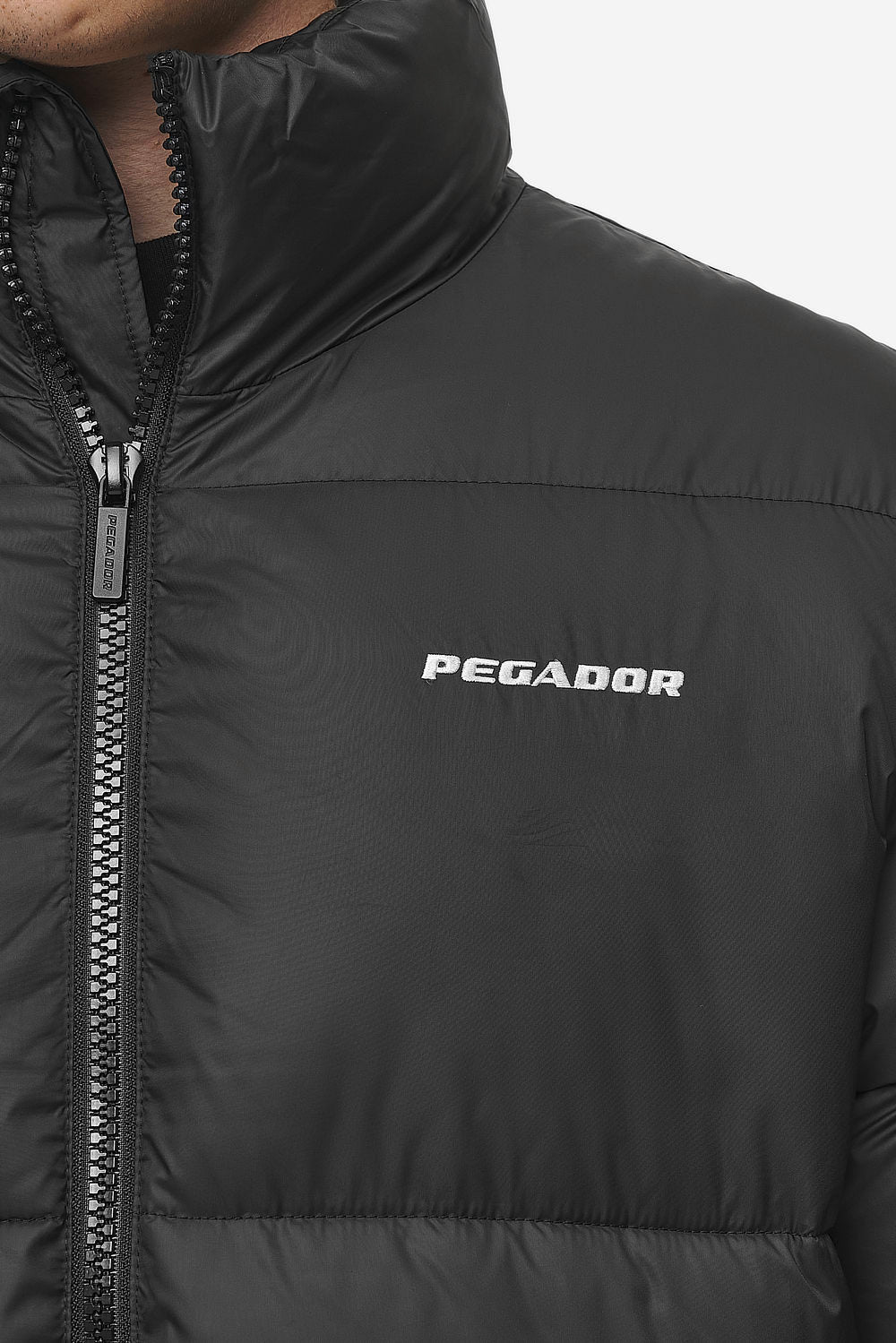 Pegador Picard Puffer Jacket Black Detailshot aus der PEGADOR® Outerwear 24 Kollektion für Herren