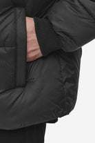 Pegador Picard Puffer Jacket Black Detailshot aus der PEGADOR® Outerwear 24 Kollektion für Herren