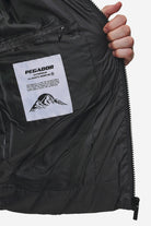 Pegador Picard Puffer Jacket Black Detailshot aus der PEGADOR® Outerwear 24 Kollektion für Herren