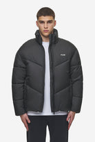 Pegador Anando Puffer Jacket Black Seitenansicht aus der PEGADOR® Outerwear 24 Kollektion für Herren