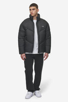 Pegador Anando Puffer Jacket Black Detailshot aus der PEGADOR® Outerwear 24 Kollektion für Herren