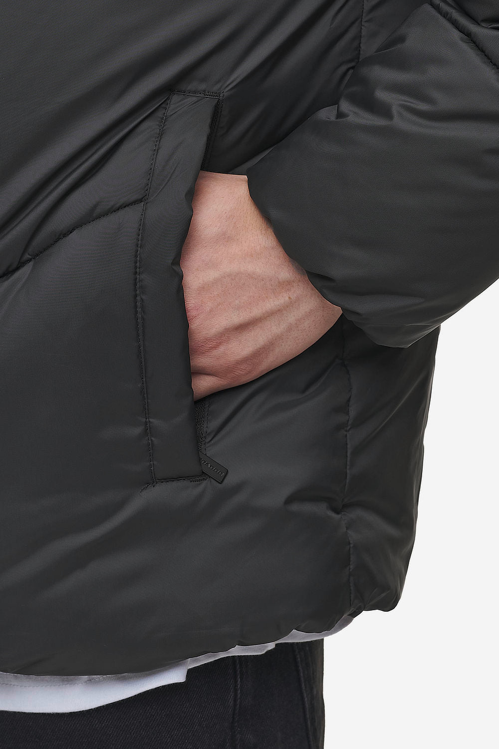 Pegador Anando Puffer Jacket Black Detailshot aus der PEGADOR® Outerwear 24 Kollektion für Herren