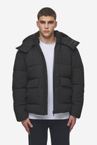 Pegador Carvel Water-Reactive Logo Puffer Jacket Black Gegenansicht aus der PEGADOR® Outerwear 24 Kollektion für Herren