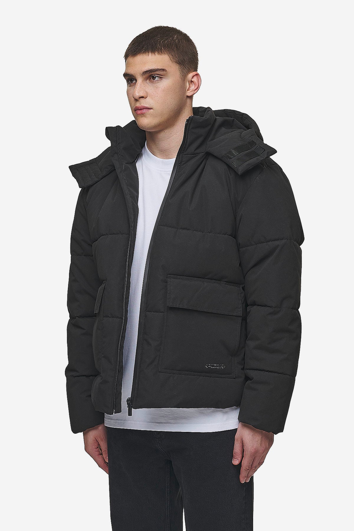 Pegador Carvel Water-Reactive Logo Puffer Jacket Black Detailshot aus der PEGADOR® Outerwear 24 Kollektion für Herren