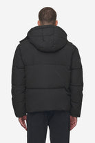 Pegador Carvel Water-Reactive Logo Puffer Jacket Black Detailshot aus der PEGADOR® Outerwear 24 Kollektion für Herren