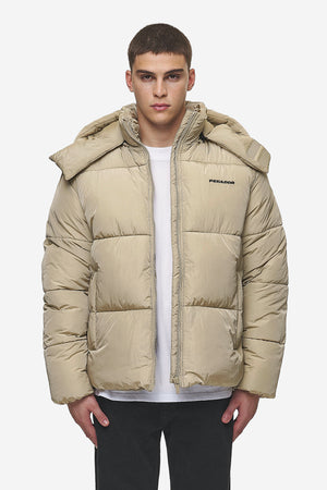 Pegador Marten Crushed Puffer Jacket Beige Hauptansicht aus der PEGADOR® Outerwear 24 Kollektion für Herren