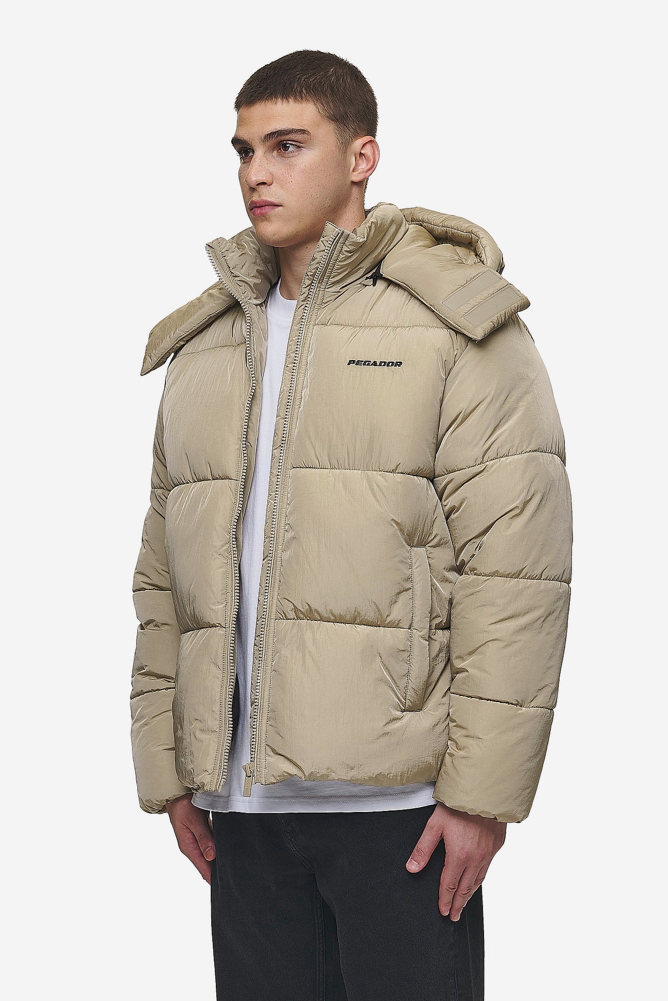 Pegador Marten Crushed Puffer Jacket Beige Gegenansicht aus der PEGADOR® Outerwear 24 Kollektion für Herren