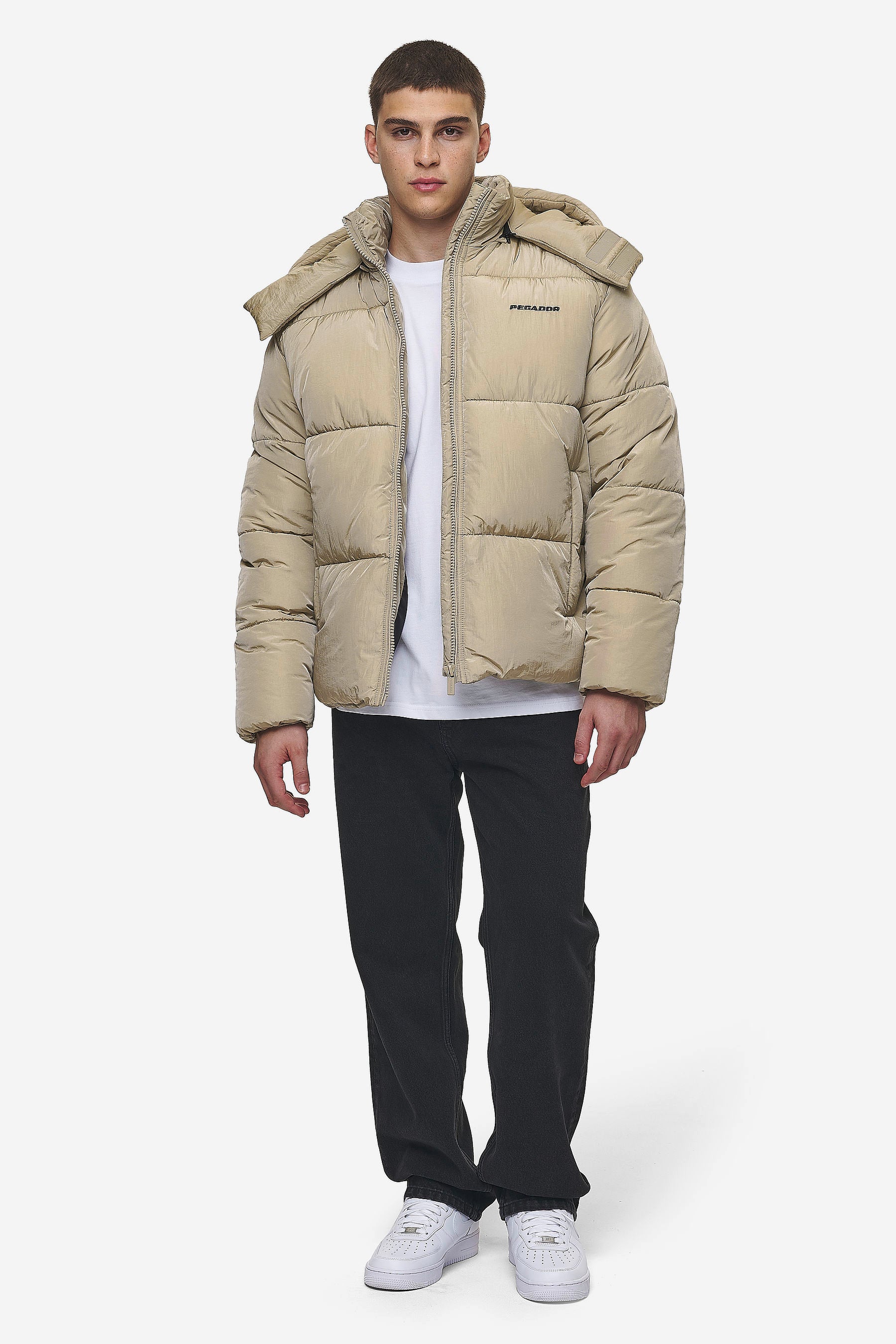 Pegador Marten Crushed Puffer Jacket Beige Ganzkörper Bild aus der PEGADOR® Outerwear 24 Kollektion für Herren