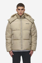 Pegador Marten Crushed Puffer Jacket Beige Seitenansicht aus der PEGADOR® Outerwear 24 Kollektion für Herren