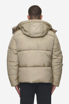 Pegador Marten Crushed Puffer Jacket Beige Detailshot aus der PEGADOR® Outerwear 24 Kollektion für Herren