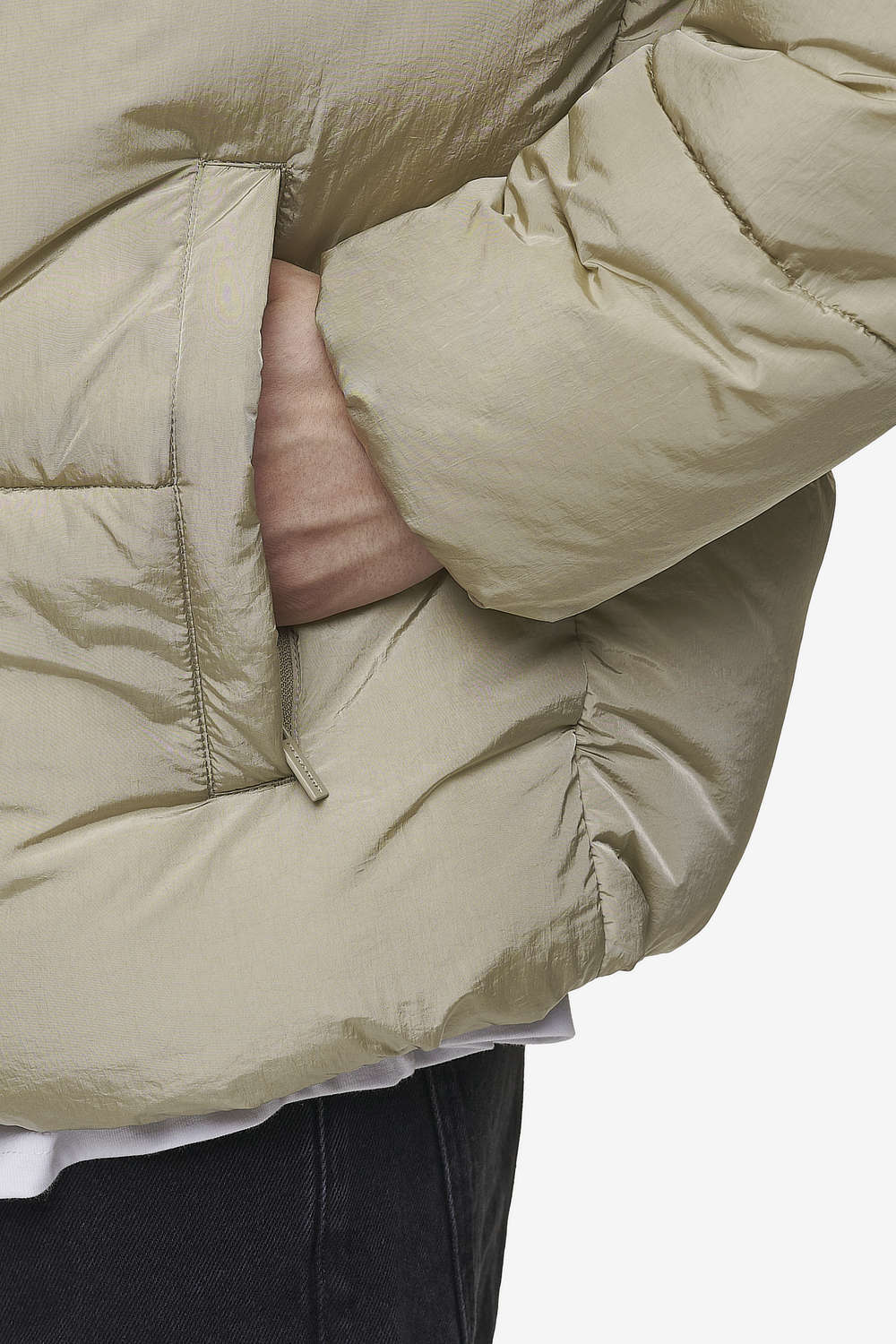 Pegador Marten Crushed Puffer Jacket Beige Detailshot aus der PEGADOR® Outerwear 24 Kollektion für Herren