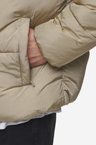 Pegador Marten Crushed Puffer Jacket Beige Detailshot aus der PEGADOR® Outerwear 24 Kollektion für Herren