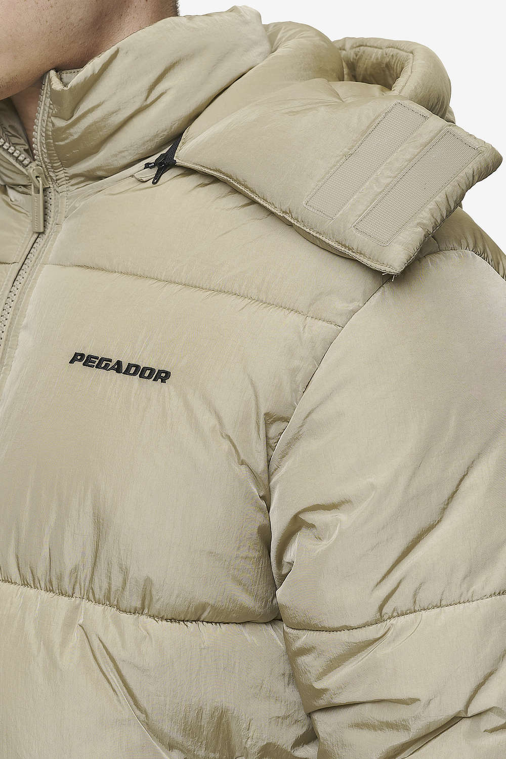 Pegador Marten Crushed Puffer Jacket Beige Detailshot aus der PEGADOR® Outerwear 24 Kollektion für Herren