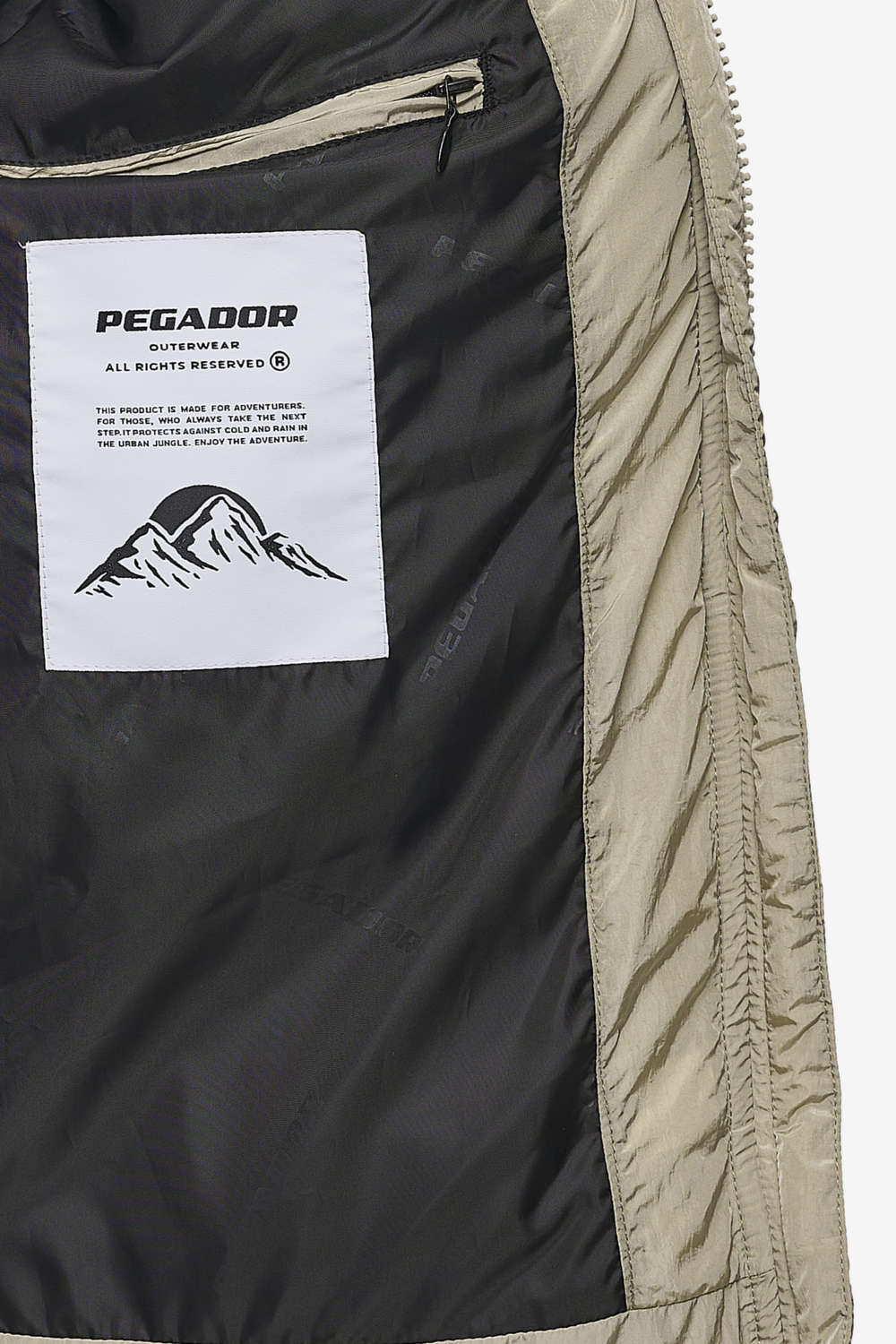 Pegador Marten Crushed Puffer Jacket Beige Detailshot aus der PEGADOR® Outerwear 24 Kollektion für Herren