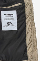 Pegador Marten Crushed Puffer Jacket Beige Detailshot aus der PEGADOR® Outerwear 24 Kollektion für Herren