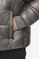 Pegador Solin Light Glossy Puffer Jacket Rock Grey Detailshot aus der PEGADOR® Outerwear 24 Kollektion für Herren