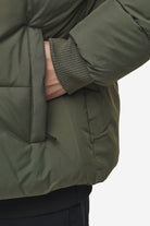 Pegador Solin Puffer Jacket Mud Olive Detailshot aus der PEGADOR® Outerwear 24 Kollektion für Herren