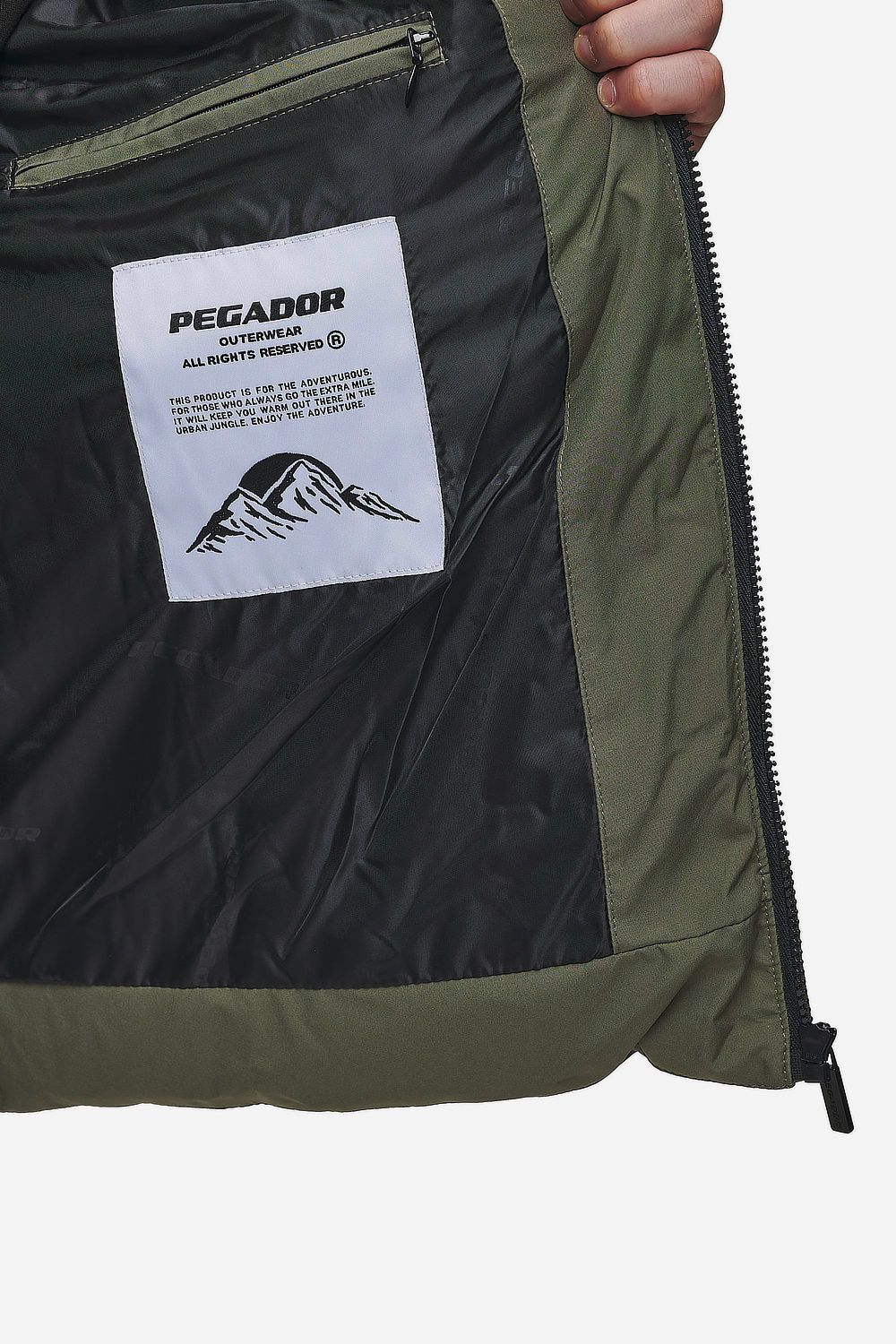 Pegador Solin Puffer Jacket Mud Olive Detailshot aus der PEGADOR® Outerwear 24 Kollektion für Herren