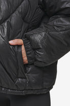 Pegador Hailey Vintage Oversized Puffer Jacket Black Detailshot aus der PEGADOR® Outerwear 24 Kollektion für DaHerren