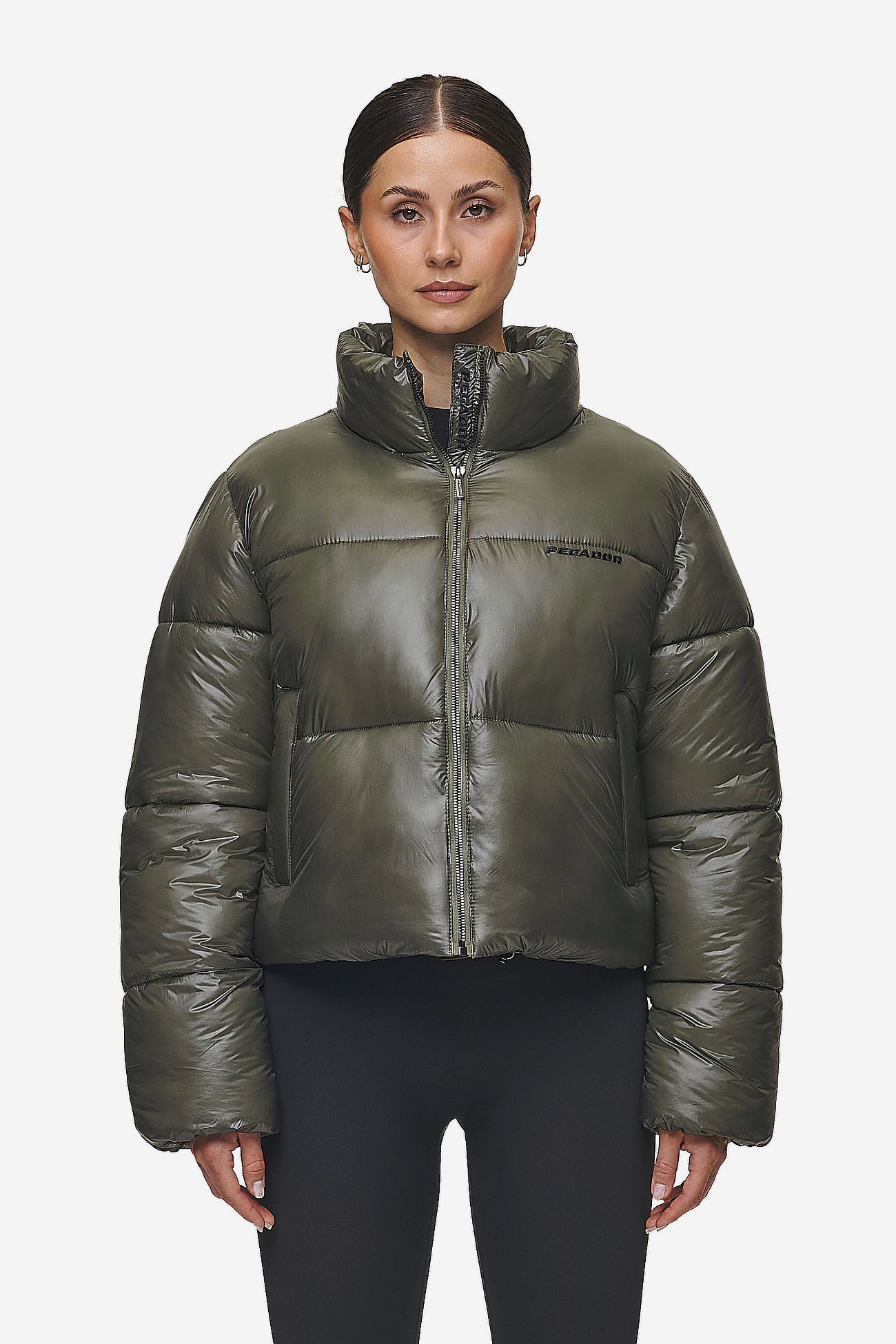 Pegador Georgia Light Glossy Puffer Jacket Mud Olive Seitenansicht aus der PEGADOR® Outerwear 24 Kollektion für DaHerren