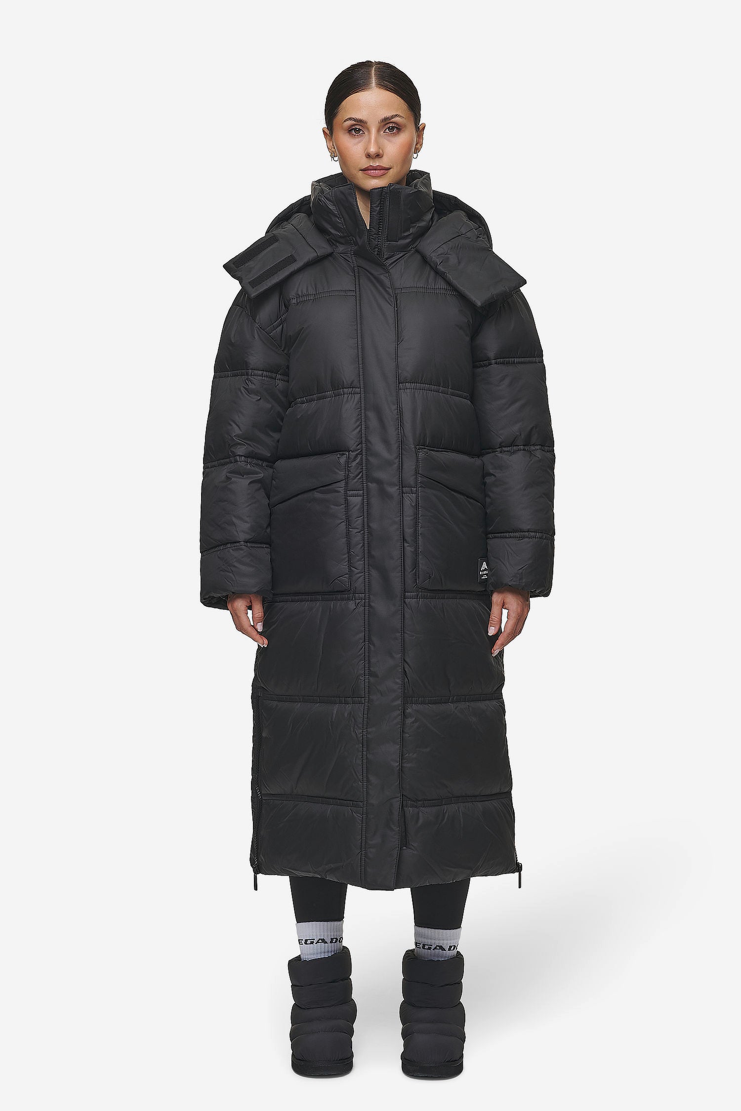 Pegador Lynn Puffer Coat Black Seitenansicht aus der PEGADOR® Outerwear 24 Kollektion für DaHerren