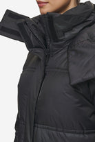 Pegador Lynn Puffer Coat Black Detailshot aus der PEGADOR® Outerwear 24 Kollektion für DaHerren