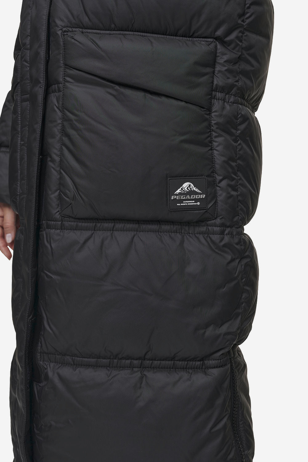 Pegador Lynn Puffer Coat Black Detailshot aus der PEGADOR® Outerwear 24 Kollektion für DaHerren