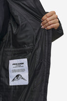 Pegador Lynn Puffer Coat Black Detailshot aus der PEGADOR® Outerwear 24 Kollektion für DaHerren