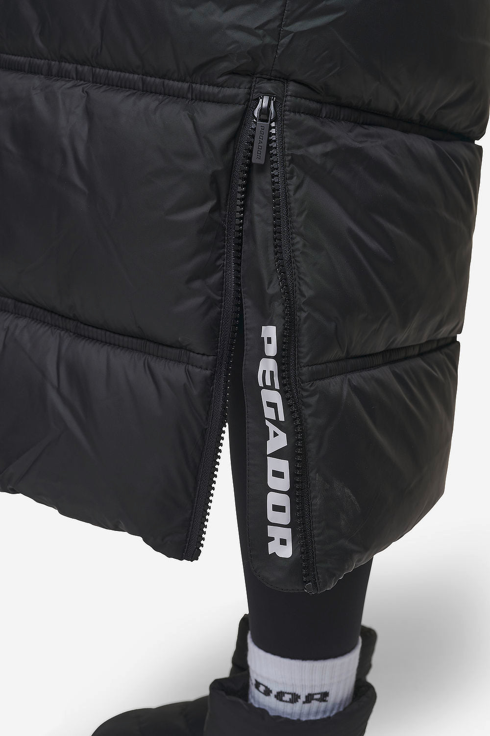 Pegador Lynn Puffer Coat Black Detailshot aus der PEGADOR® Outerwear 24 Kollektion für DaHerren