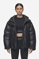 Pegador Keboli Oversized Puffer Jacket Black Seitenansicht aus der PEGADOR® Outerwear 24 Kollektion für DaHerren