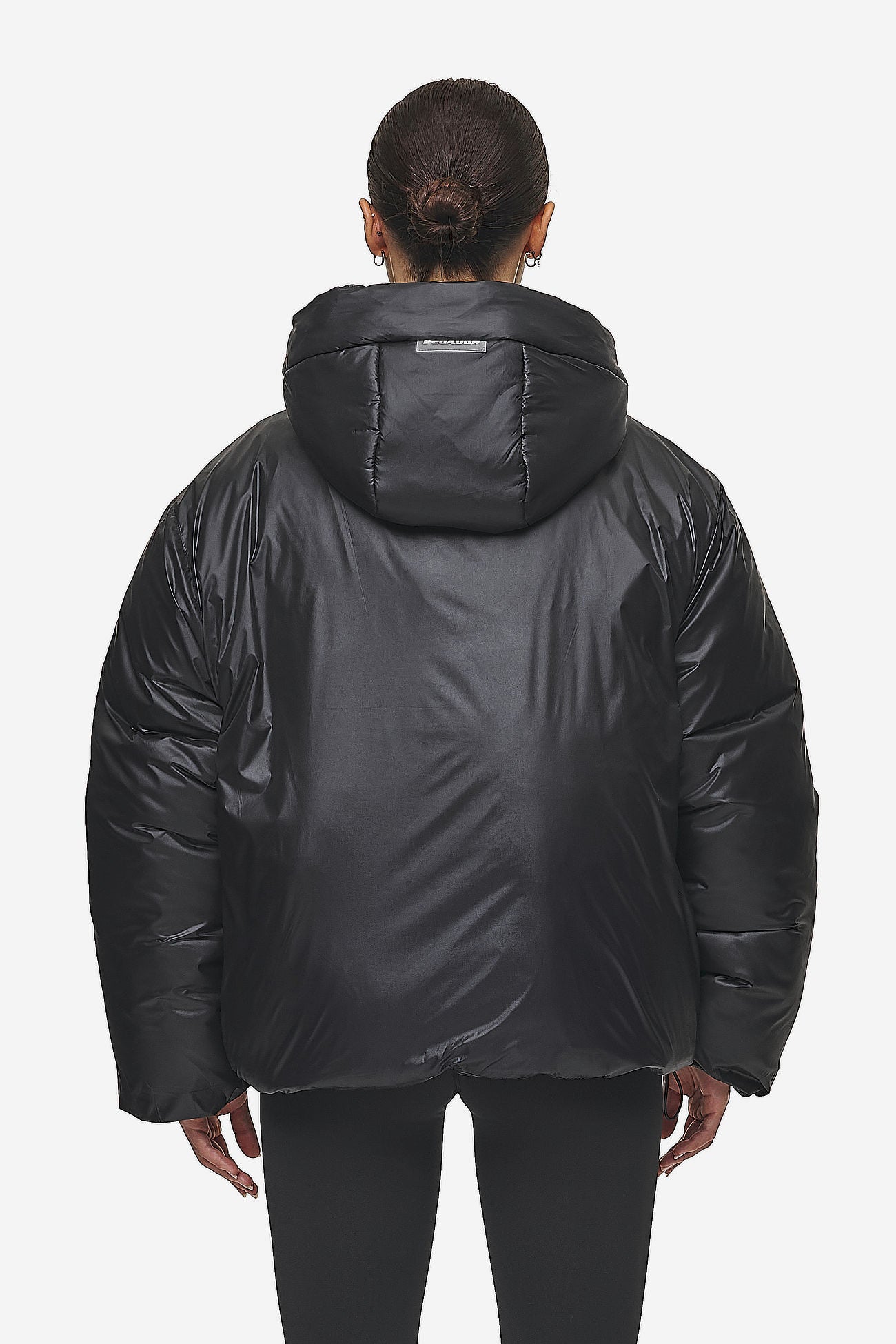 Pegador Keboli Oversized Puffer Jacket Black Detailshot aus der PEGADOR® Outerwear 24 Kollektion für DaHerren