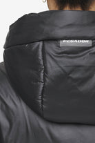 Pegador Keboli Oversized Puffer Jacket Black Detailshot aus der PEGADOR® Outerwear 24 Kollektion für DaHerren