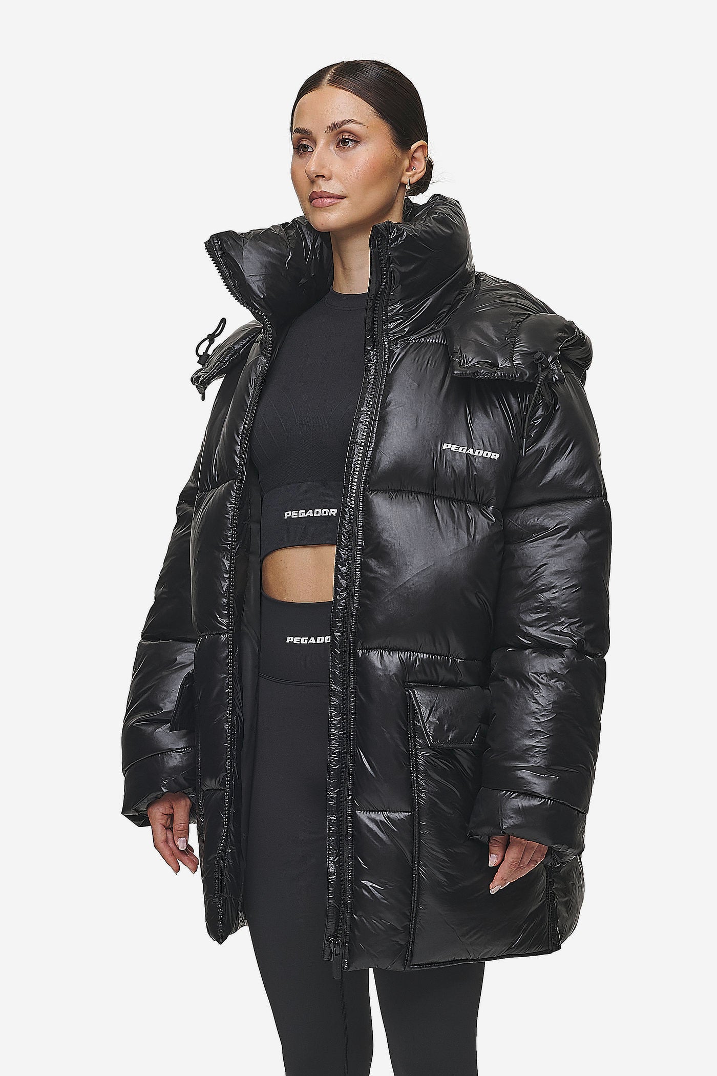 Pegador Izzy Light Glossy Short Puffer Coat Black Gegenansicht aus der PEGADOR® Outerwear 24 Kollektion für DaHerren