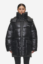 Pegador Izzy Light Glossy Short Puffer Coat Black Seitenansicht aus der PEGADOR® Outerwear 24 Kollektion für DaHerren