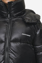 Pegador Izzy Light Glossy Short Puffer Coat Black Detailshot aus der PEGADOR® Outerwear 24 Kollektion für DaHerren