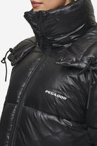 Pegador Izzy Light Glossy Short Puffer Coat Black Detailshot aus der PEGADOR® Outerwear 24 Kollektion für DaHerren