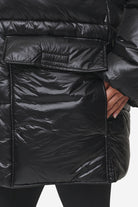 Pegador Izzy Light Glossy Short Puffer Coat Black Detailshot aus der PEGADOR® Outerwear 24 Kollektion für DaHerren