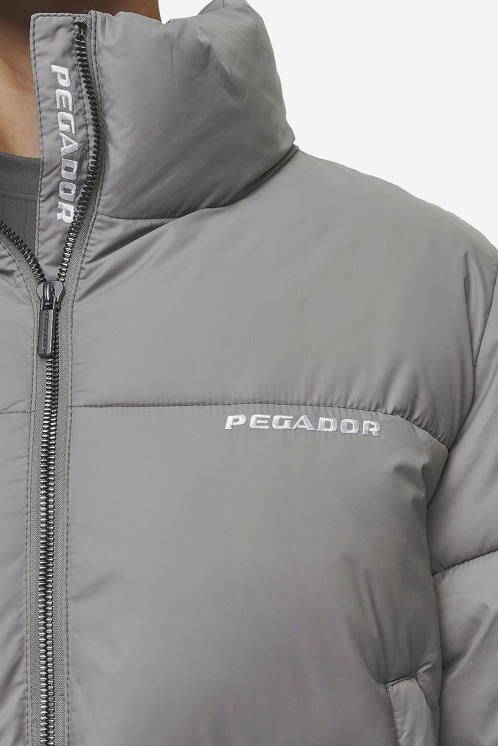 Pegador Georgia Puffer Jacket Rock Grey Detailshot aus der PEGADOR® Outerwear 24 Kollektion für DaHerren