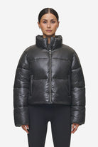 Pegador Georgia Light Glossy Puffer Jacket Anthracite Seitenansicht aus der PEGADOR® Outerwear 24 Kollektion für DaHerren