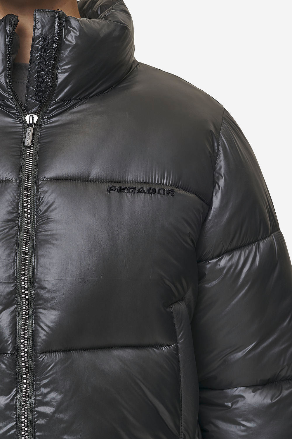 Pegador Georgia Light Glossy Puffer Jacket Anthracite Detailshot aus der PEGADOR® Outerwear 24 Kollektion für DaHerren