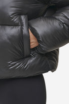 Pegador Georgia Light Glossy Puffer Jacket Anthracite Detailshot aus der PEGADOR® Outerwear 24 Kollektion für DaHerren