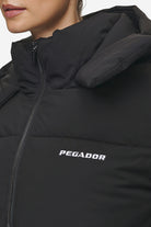 Pegador Blanca Puffer Jacket Black Detailshot aus der PEGADOR® Outerwear 24 Kollektion für DaHerren