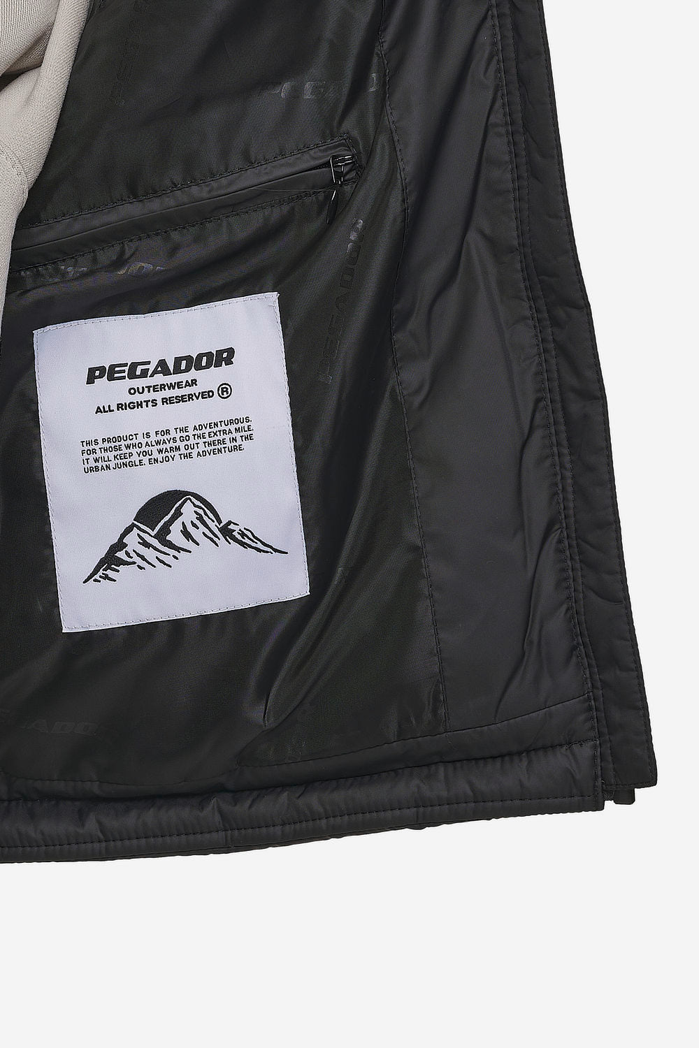 Pegador Priory Puffer Vest Black Detailshot aus der PEGADOR® Outerwear 24 Kollektion für DaHerren