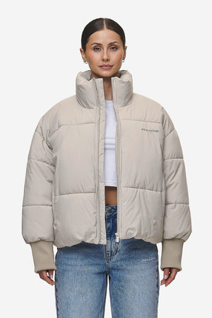 Pegador Jara Oversized Boxy Puffer Jacket Beige Hauptansicht aus der PEGADOR® Outerwear 24 Kollektion für DaHerren