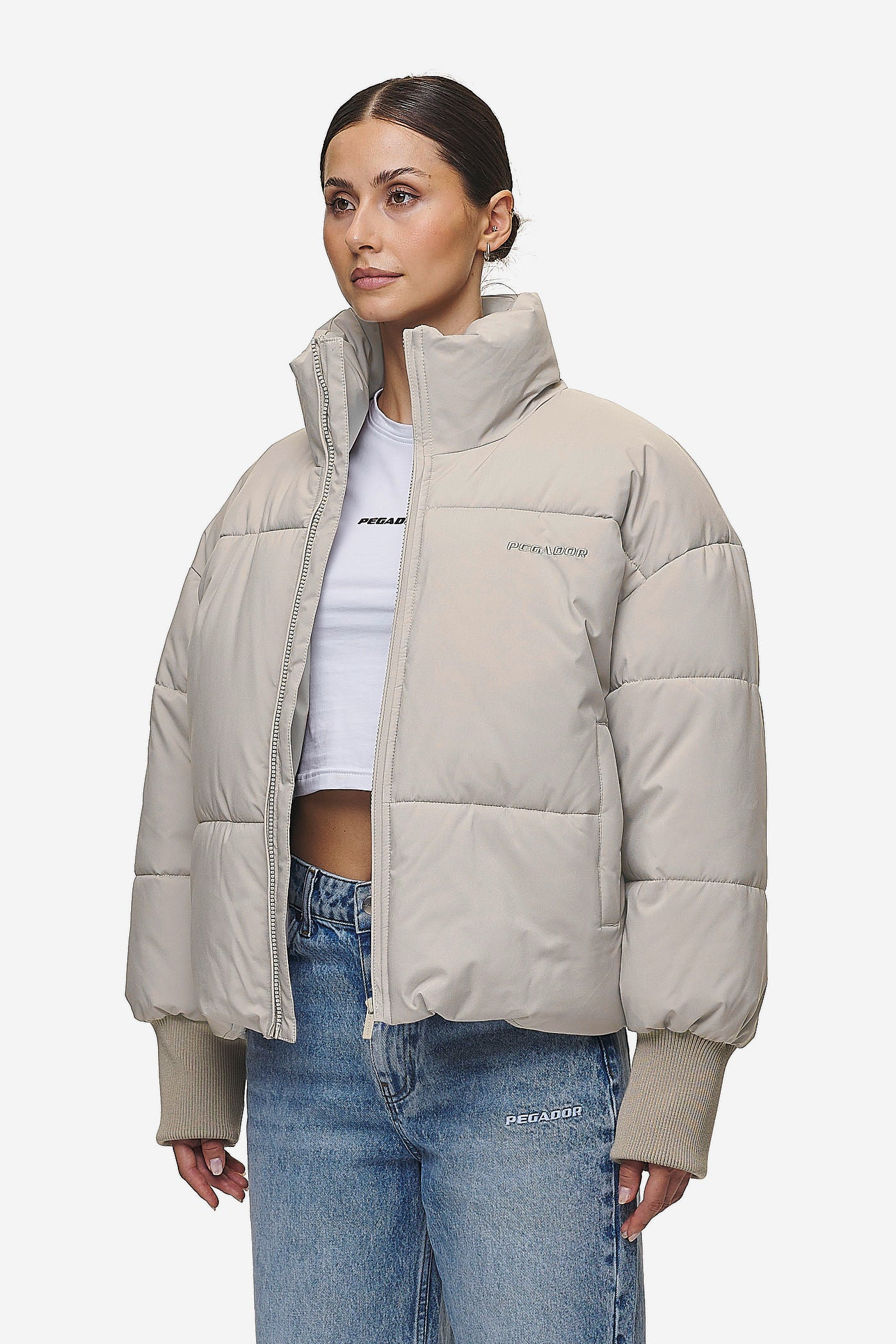 Pegador Jara Oversized Boxy Puffer Jacket Beige Gegenansicht aus der PEGADOR® Outerwear 24 Kollektion für DaHerren