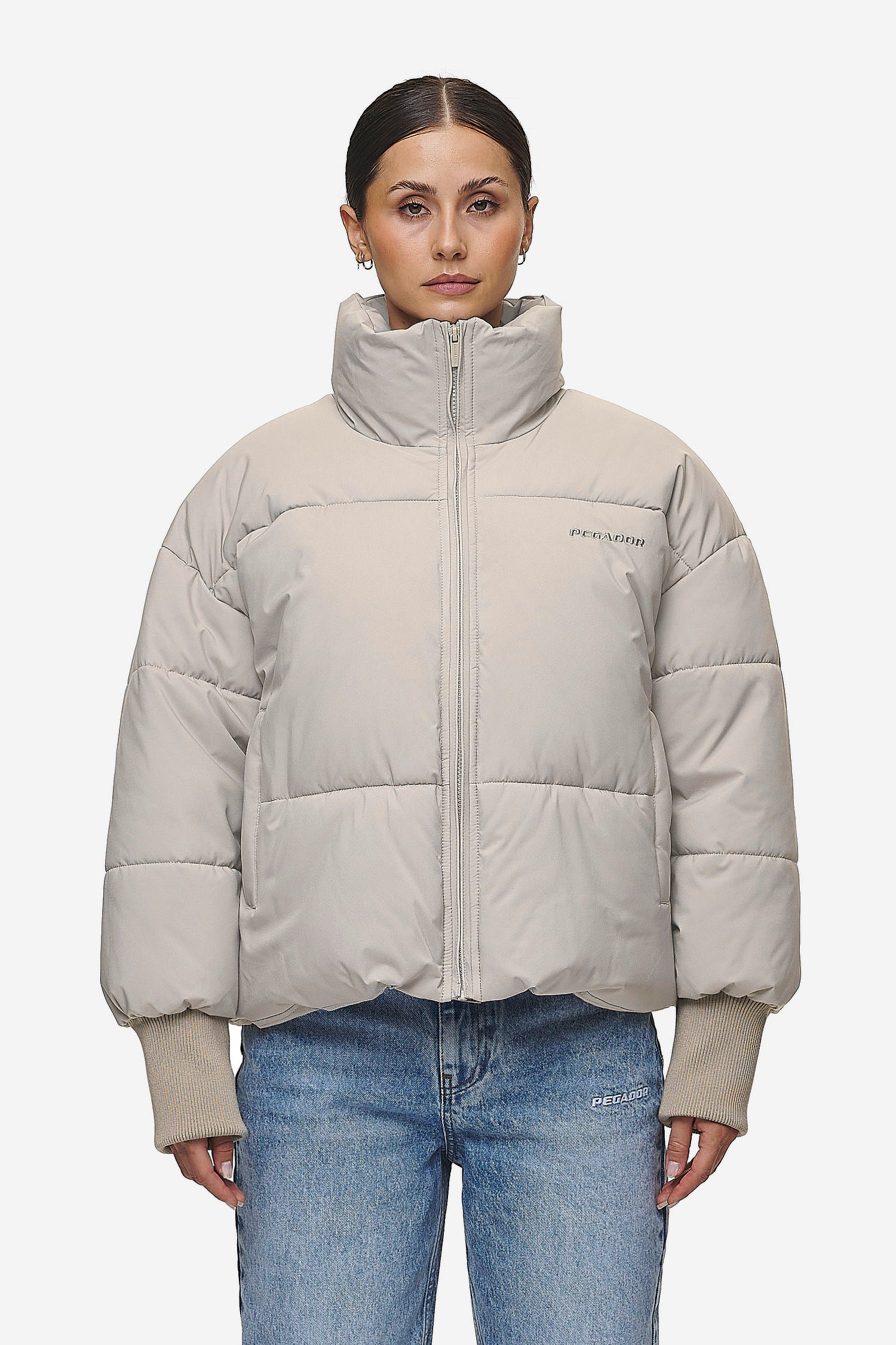 Pegador Jara Oversized Boxy Puffer Jacket Beige Seitenansicht aus der PEGADOR® Outerwear 24 Kollektion für DaHerren