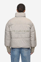 Pegador Jara Oversized Boxy Puffer Jacket Beige Detailshot aus der PEGADOR® Outerwear 24 Kollektion für DaHerren